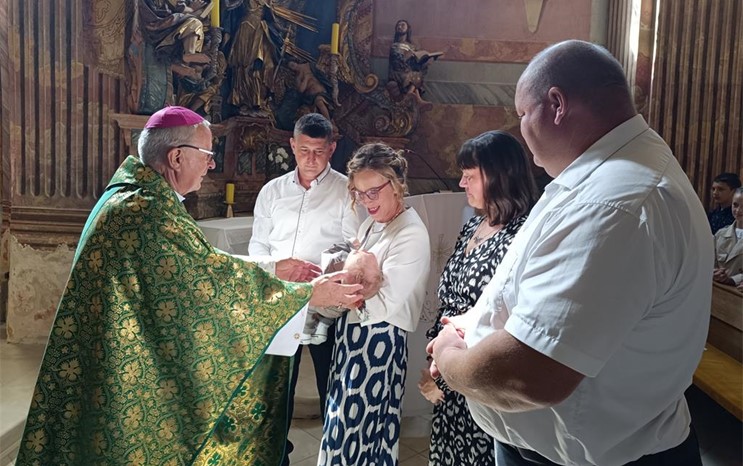 Biskup Gorski krstio šesto dijete obitelji Degač